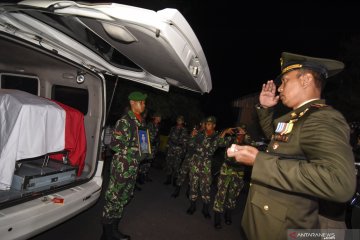Upacara penghormatan jenazah Sertu Anumerta Mirwariyadin, digelar Korem 162/WB