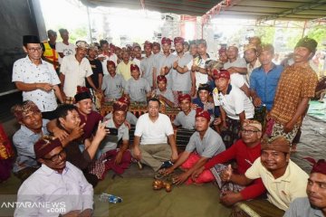Melawat ke Poto Tano, Gubernur NTB disambut tarian tradisi umat Hindu