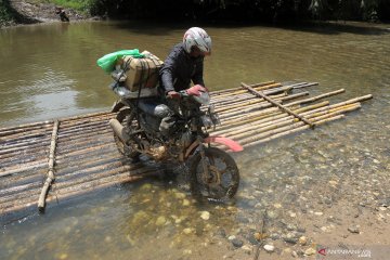 Akses jalan desa terpencil di Jambi