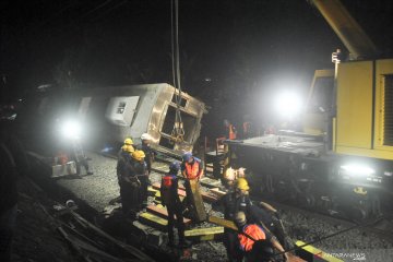 Evakuasi pengangkatan gerbong KRL anjlok