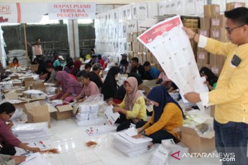 KPU Padang sebut ribuan kertas suara rusak