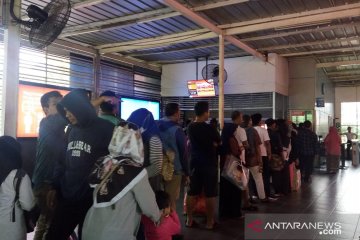 KRL anjlok, penumpang lintas Bogor minta uang tiket kembali