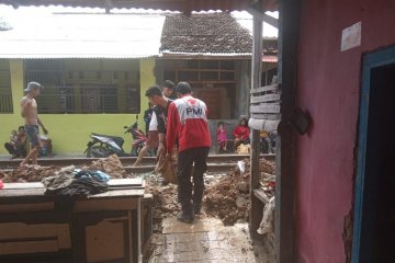 Tagana dan PMI bantu bersihkan rumah warga terdampak banjir