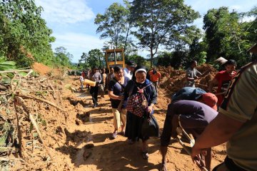 Distribusi bantuan ke pengungsi Culu NTT harus dipikul