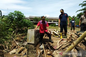 Ratusan personel BBPD Bandarlampung bantu warga terdampak banjir