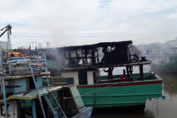 Sebuah kapal nelayan terbakar di Muara Angke