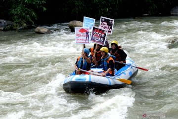 Arung jeram serukan pemilu damai