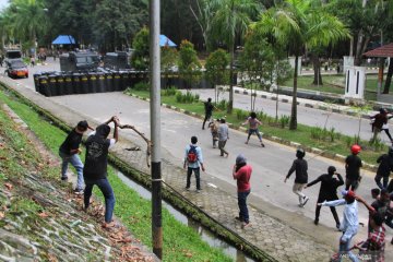 Aksi mahasiswa berakhir bentrok