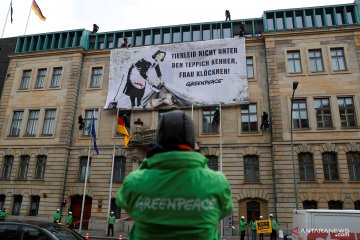 Aktivis Greenpeace gelar unjuk rasa di depan gedung Kementerian Federal Pangan dan Pertanian di Berlin, Jerman