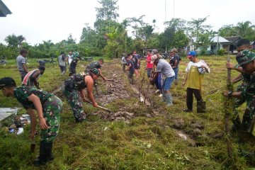 Satgas Pamtas Yonif 725/WRG buka akses jalan di Woslay