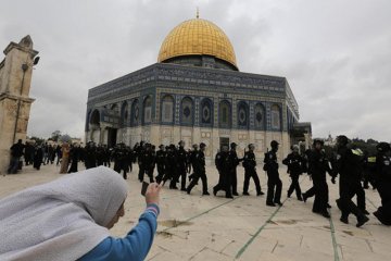 Puluhan ribu orang Palestina Shalat Jumat pertama di Al-Aqsha