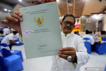 Menteri ATR/Kepala BPN serahkan 1.200 sertifikat tanah di Sukabumi