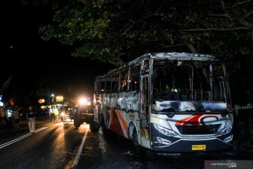 Bus Akap dibakar massa