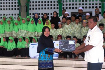 Yayasan Baitul Mal PLN Biak bantu komputer TPQ