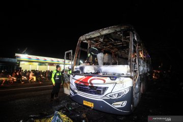 Bus Antar Jaya dibakar massa setelah menabrak pengendara sepeda motor