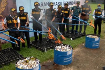 Pemusnahan rokok dan Miras ilegal
