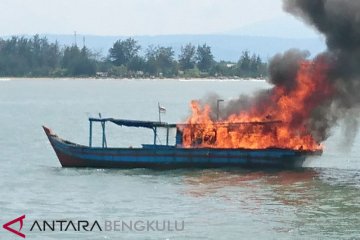 Nelayan Bakar Kapal Pengguna Trawl