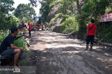 Jalan tertutup longsor di Empat Lawang-Sumsel sudah bisa dilalui