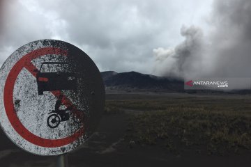 Semburkan abu vulkanik, Gunung Bromo tetap aman dikunjungi wisatawan