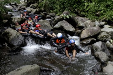 Wisata tubing sungai Cipelang Sukabumi