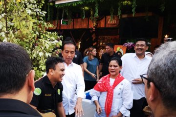 Jokowi dan Iriana makan durian di Medan