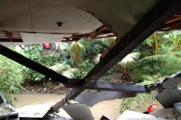 Banjir di Jayapura robohkan tembok rumah kos