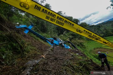 Proses identifikasi helikopter jatuh