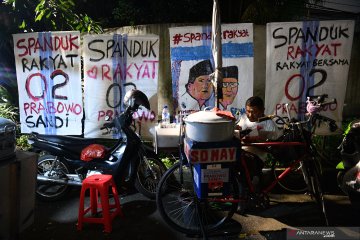 Nonton bareng debat capres ketiga di posko Prabowo-Sandi