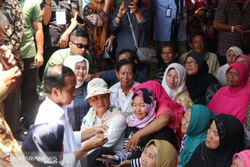 Presiden Jokowi serahkan bantuan kepada korban bom Sibolga