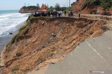 Jalan lintas barat Sumatera longsor terkena abrasi
