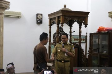 Anies serahkan bantuan untuk korban kebakaran di Krukut