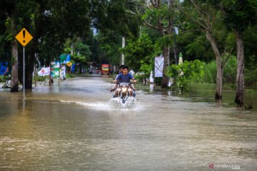 Tanggul sungai Serang jebol, Kulon Progo dikepung banjir