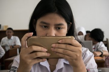 Siswa SMA Negeri 9 Kota Bandung ujian menggunakan gawai