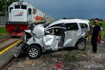 KECELAKAAN MOBIL TERTABRAK KERETA API