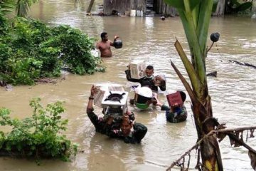 TNI evakuasi warga terjebak banjir Sungai Tami