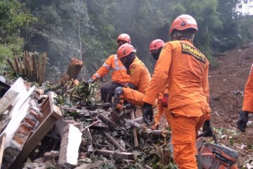 Dua korban tertimbun longsor di Bantul belum ditemukan