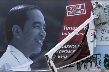 Penertiban alat peraga kampanye capres