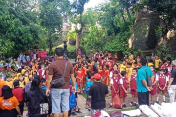 Lomba "nuduk" sampah plastik diikuti ratusan siswa SD di Denpasar