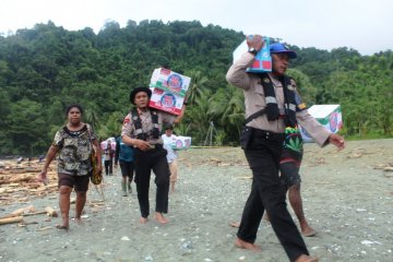 Polisi berikan bantuan air mineral dan mi instan di Kampung Yongsu