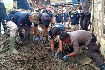 Tim K-9 dibantu Sabhara Polda Papua temukan jenazah korban banjir