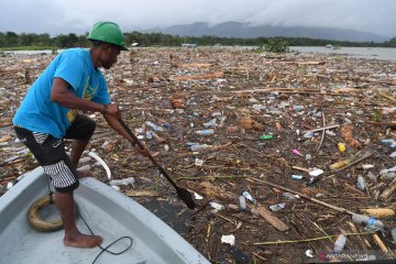 Tumpukan sampah tutupi permukaan Danau Sentani