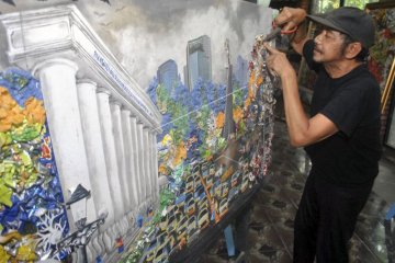 Seni Kolase Limbah Sampah Plastik