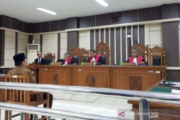 Taufik Kurniawan didakwa terima suap dari dua bupati