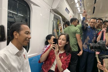 Jokowi jajal MRT ajak para pemred dan artis