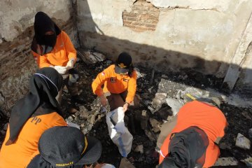 500 personel Satpol PP bersihkan puing kebakaran Krukut