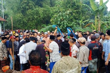 Bupati Mojokerto nonaktif  narapidana rutan hadiri pemakaman anaknya