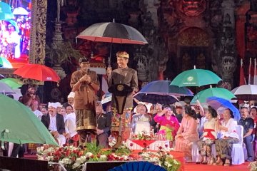 Diguyur hujan, Jokowi sapa warga Bali dengan bahasa lokal