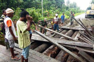 Jembatan diterjang banjir diperbaiki bersama TNI-warga Sarmi, Papua