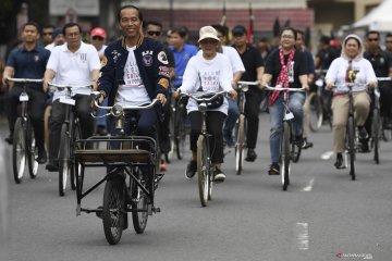 Jokowi-Iriana naik sepeda ontel ke acara deklarasi Alumni Jogja