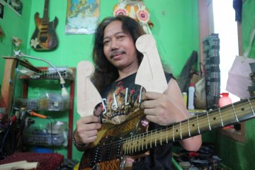 Phutu Parker, penyembuh derita asmara gitar musikus nasional
